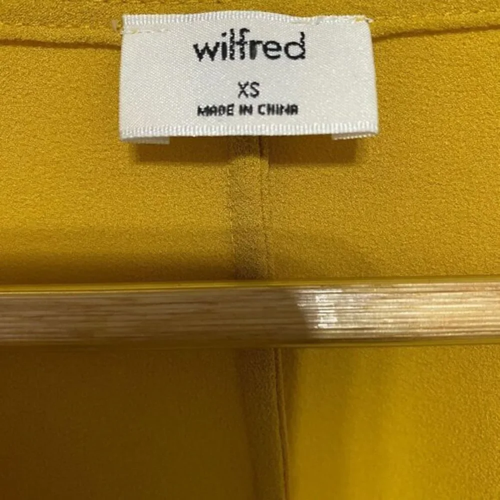 Aritzia Wilfred‎ Blouse Womens XS Yellow Gold Long Sleeve Reign Wrap Crepe Crop
